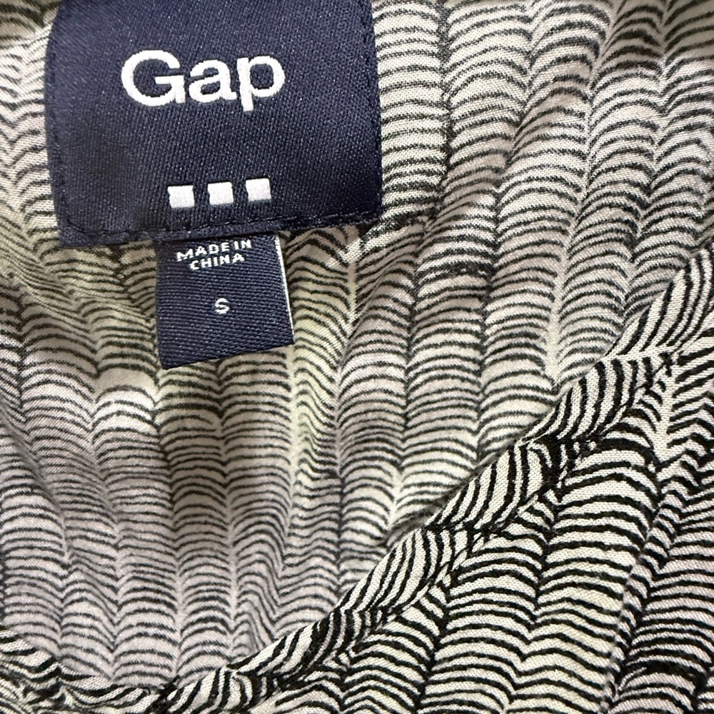 Gap Black And White Patterned Top - image 3